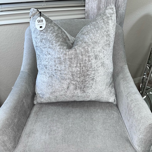 1-NWT CALLISTO HOME VELVET BOUCLE DECORATIVE PILLOW Read descriptions for detail - Picture 6 of 17